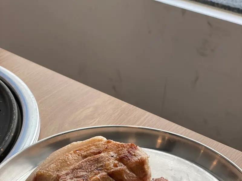 노릇하게 구워진 흑돼지