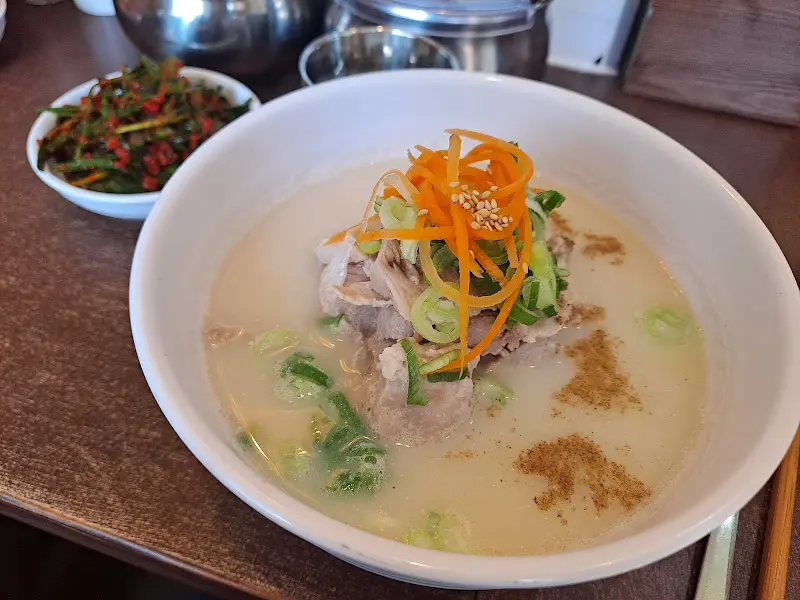 고기국수에 부추김치를 곁들여 먹는 모습