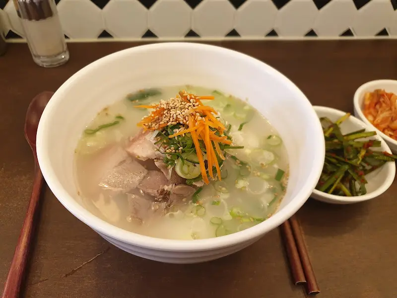 깔끔하게 비워진 고기국수 그릇