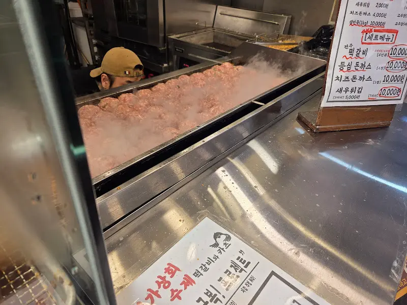 떡갈비 굽는 모습