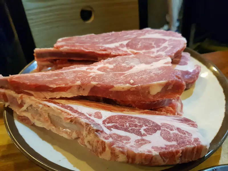 접시에 담긴 양갈비