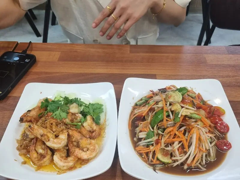 쏨땀과 새우 요리의 조화