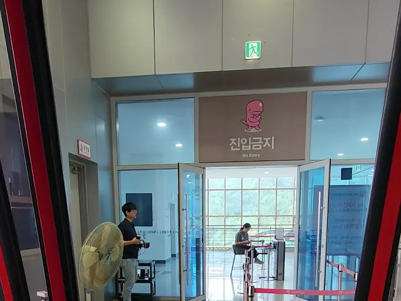 초양 정류장 내부