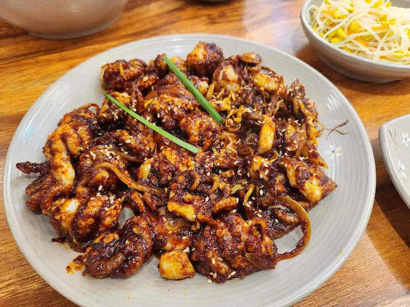 윤기가 흐르는 쭈꾸미 볶음