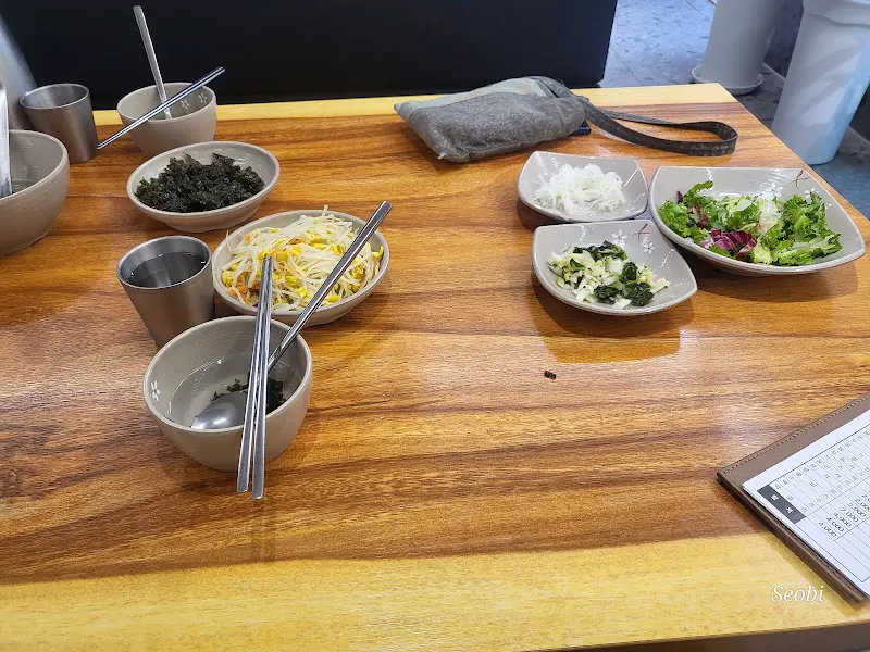 정갈하게 차려진 테이블