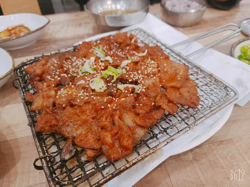 석쇠에 담겨 나온 돼지 불고기