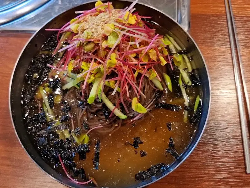 다채로운 고명이 올라간 물막국수