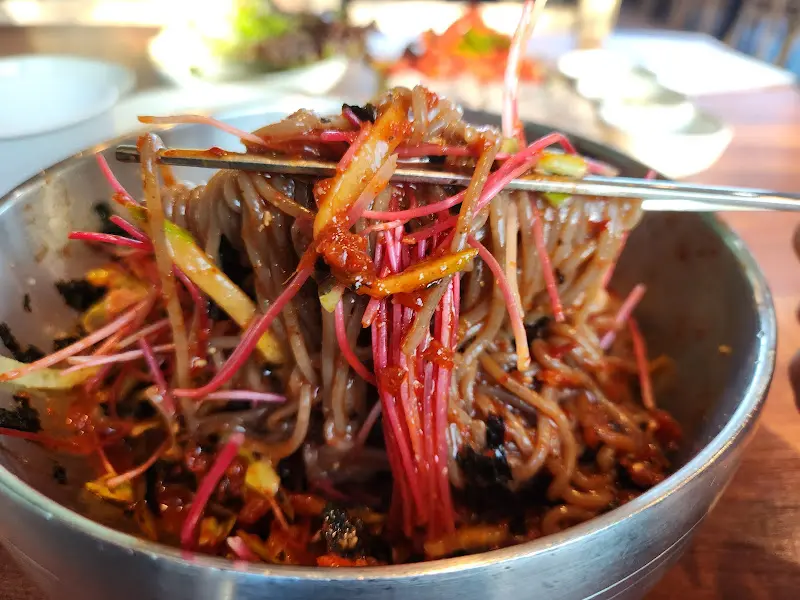 젓가락으로 들어올린 비빔막국수