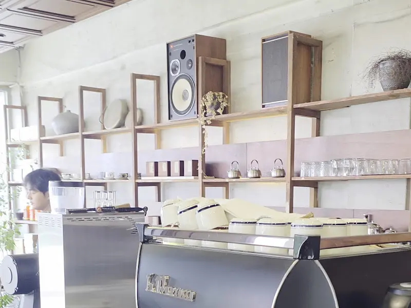 커피 머신과 컵