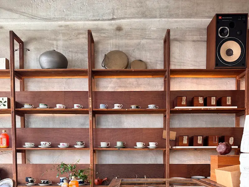 선반 위의 찻잔