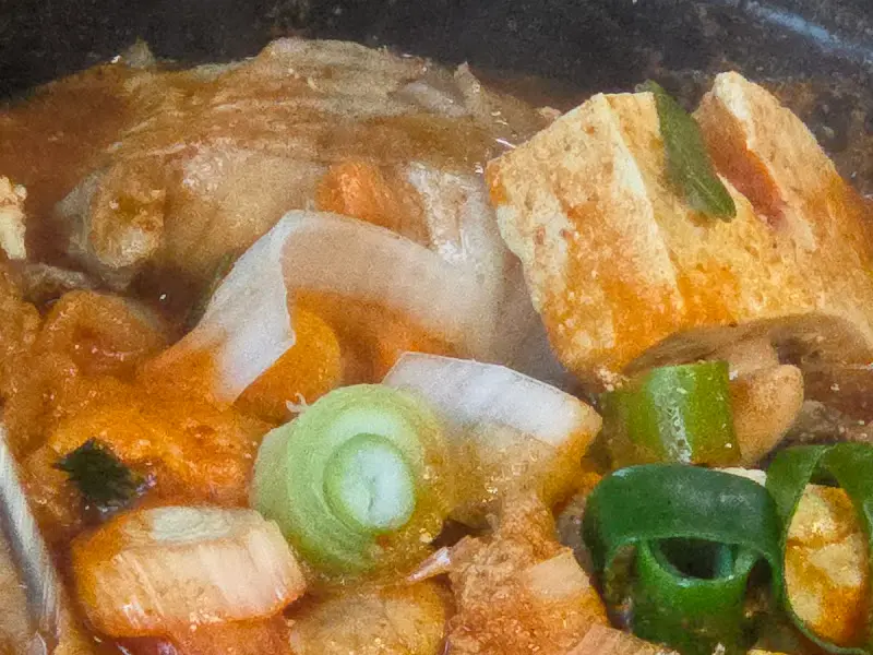 동태와 두부, 쑥갓이 어우러진 모습