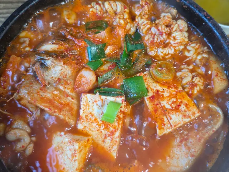 동태알과 두부, 쑥갓이 조화롭게 담긴 모습