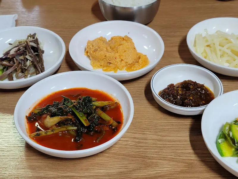 정갈하게 담겨 나온 밑반찬들