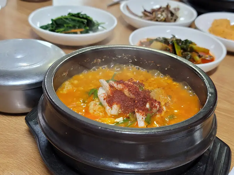 두부돼지찌개의 매콤한 비주얼