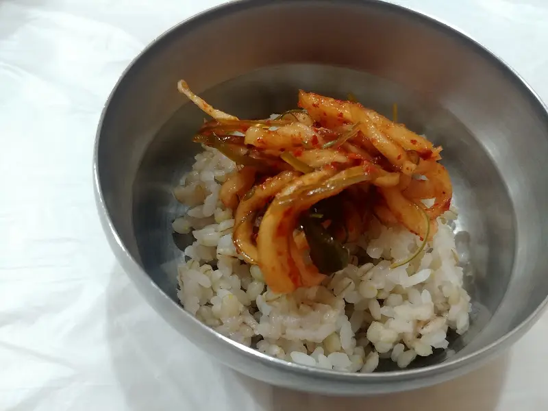 보리밥과 미역줄기 무침