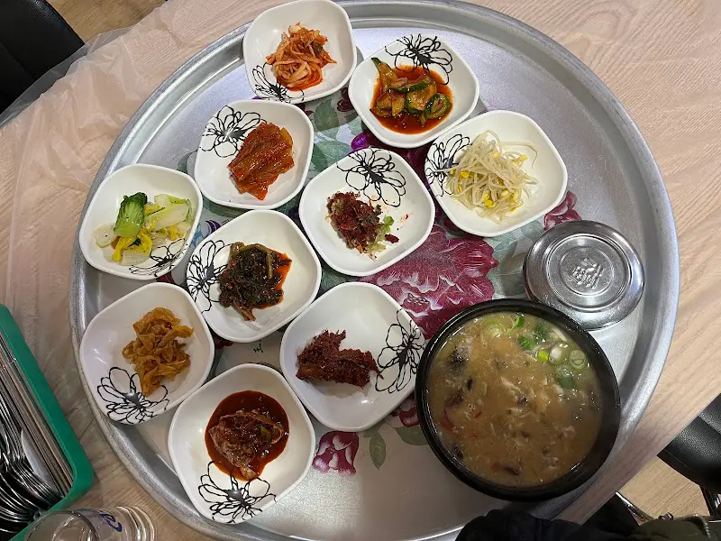 굴포식당 밑반찬과 복탕