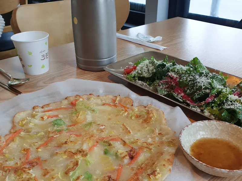 밑반찬으로 제공되는 부추전과 샐러드