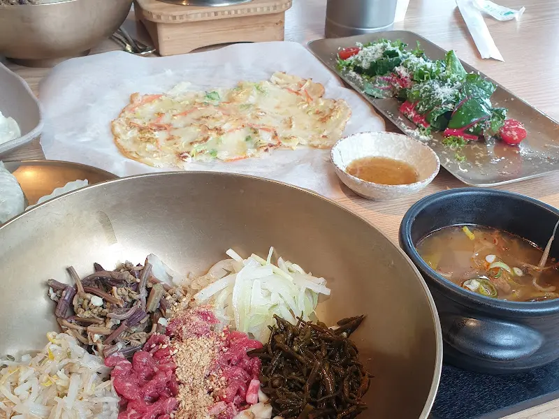육회비빔밥과 소고기무국