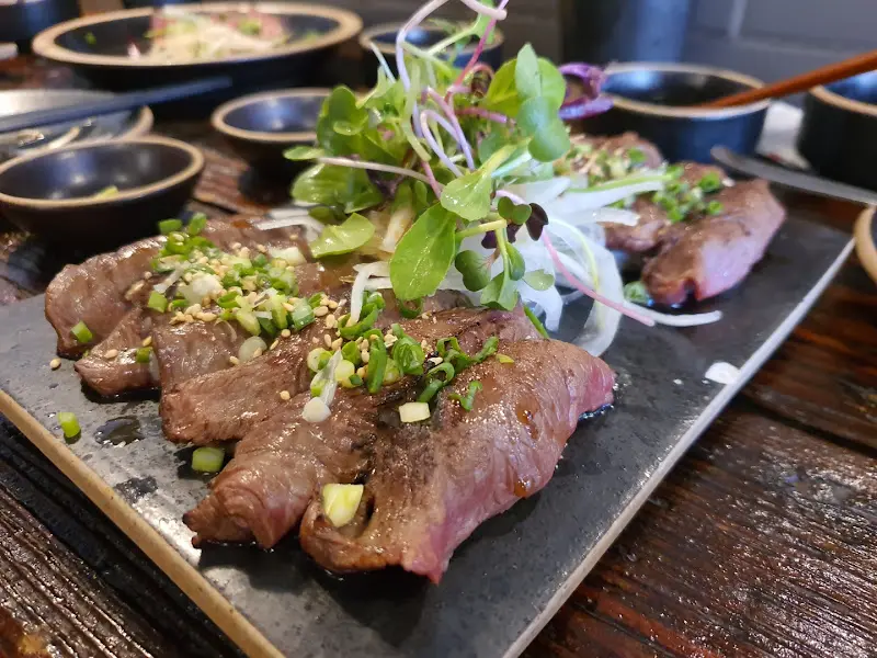 정갈하게 담겨 나온 한우 타다끼