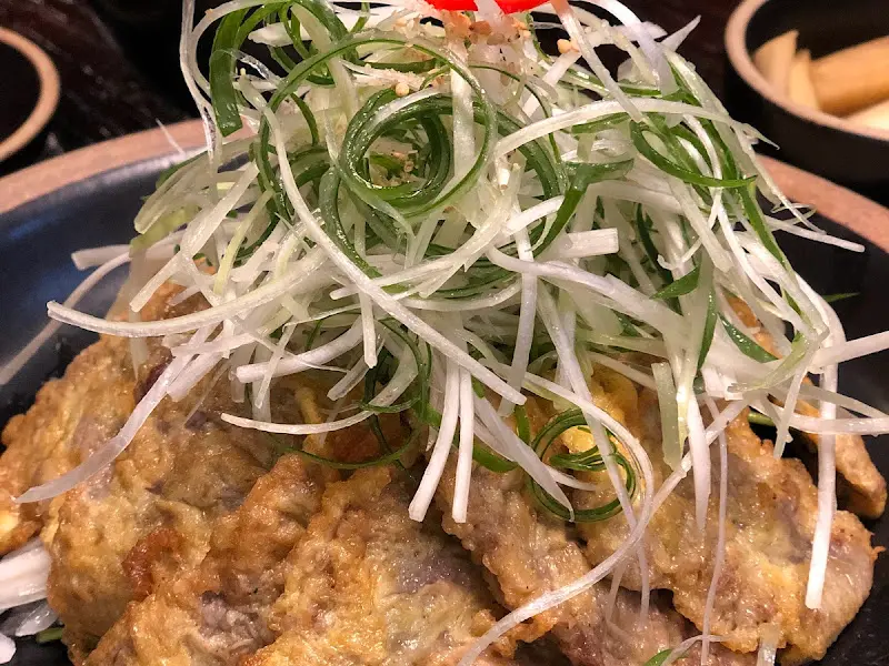 얇게 부쳐낸 육전 위에 파채가 듬뿍 올려진 모습