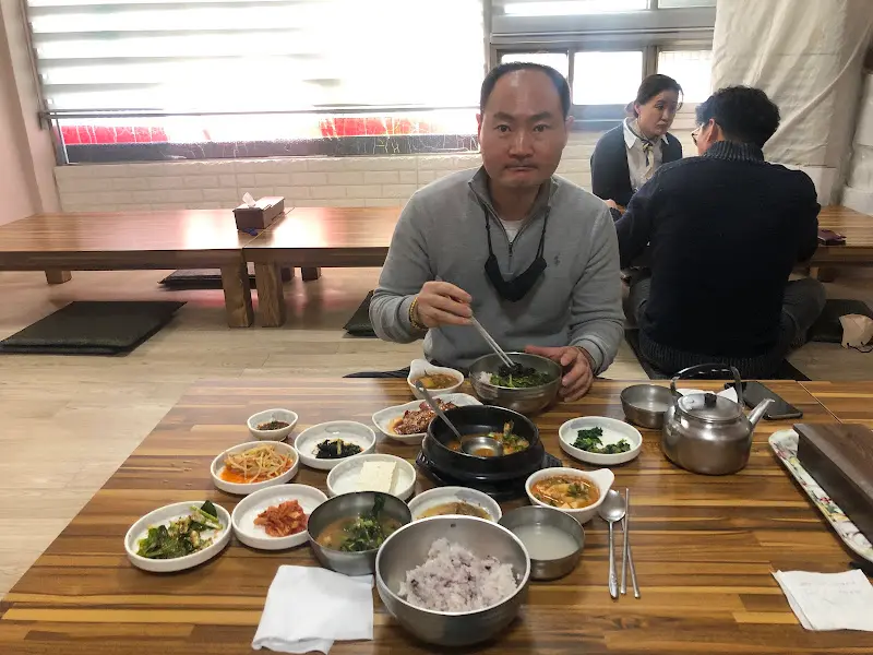 식사를 즐기는 손님