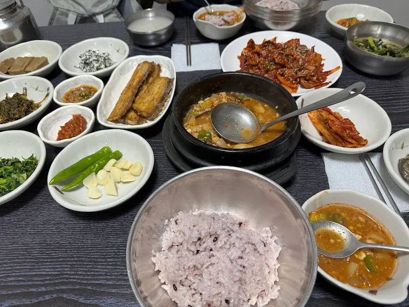 푸짐한 반찬과 된장찌개