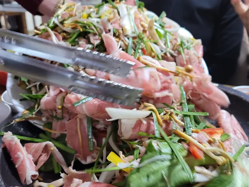 산더미처럼 쌓인 야채오리불고기