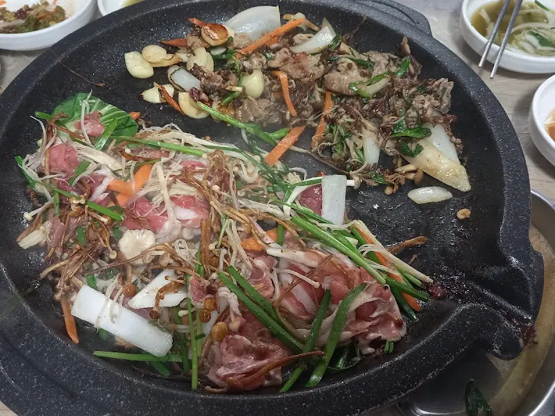 불판 위에서 익어가는 오리불고기