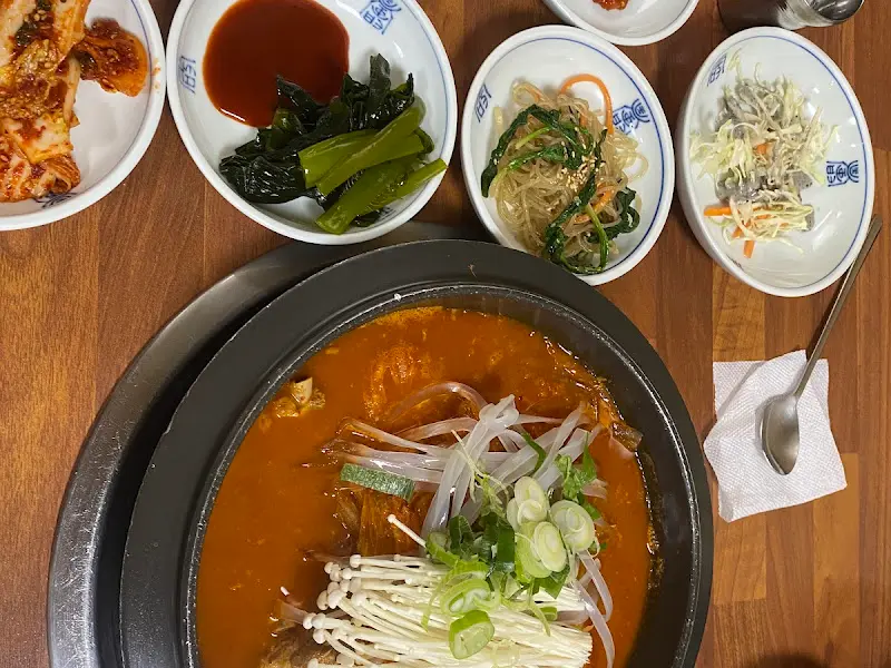 등갈비 김치찜 한 상 차림