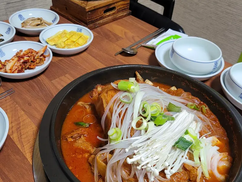 보글보글 끓는 등갈비 김치찜