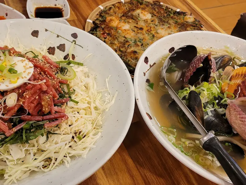 육회비빔칼국수와 해물칼국수의 조화