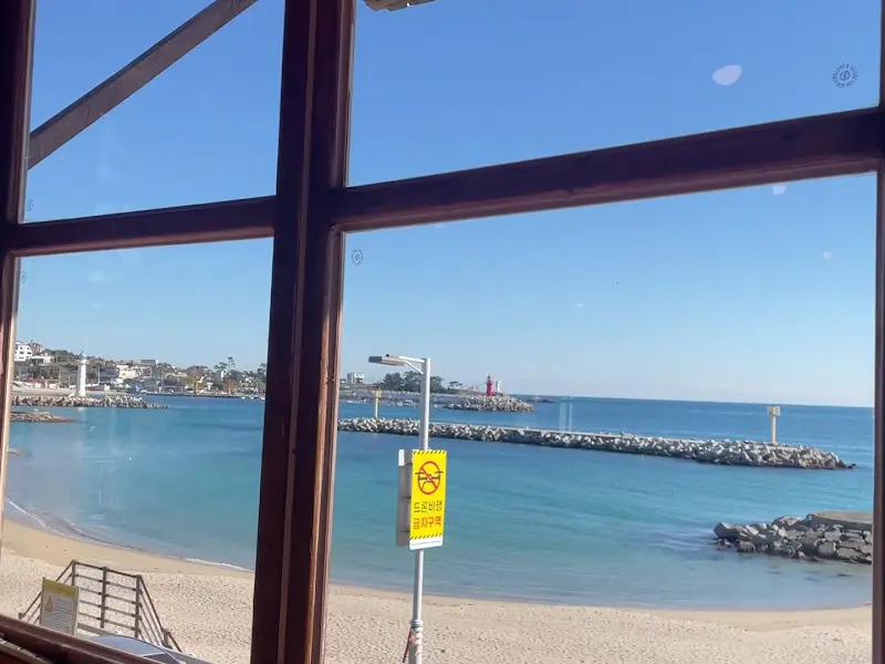 나사리식당 창가에서 바라본 나사리 해변