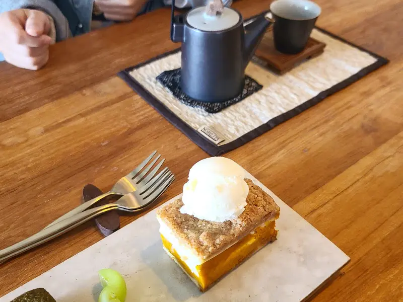 디저트와 밀크티 세트