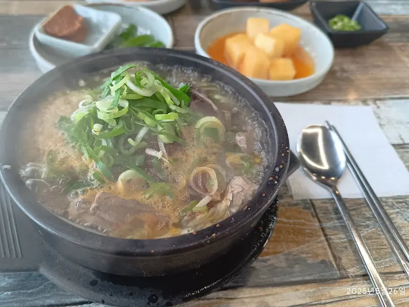 뚝배기에 담겨 나오는 해장국