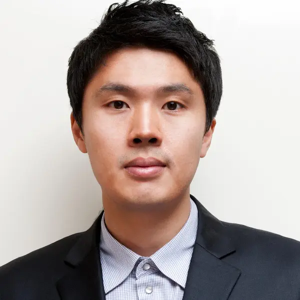 따뜻한 미소를 짓고 있는 OOO 사장님의 모습