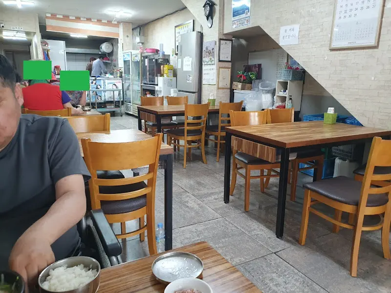 시장통국밥 내부