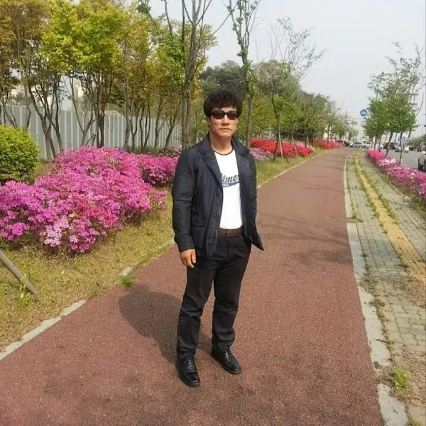 꽃길을 걷고 있는 한 남성의 모습