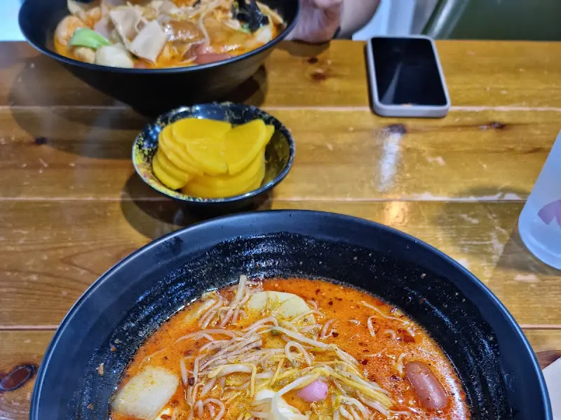 테이블 위에 놓인 마라탕