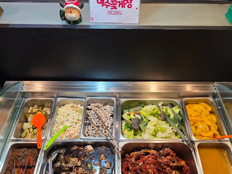셀프바의 다양한 반찬들