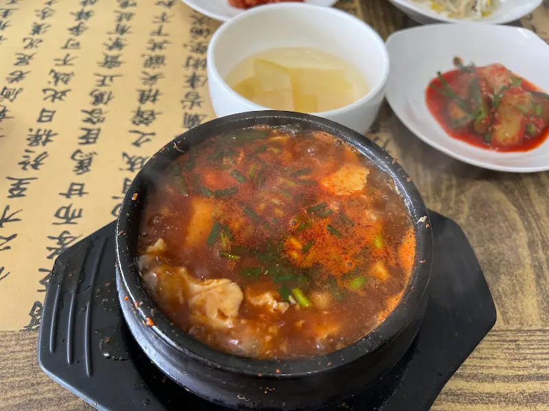 보글보글 끓는 순두부찌개