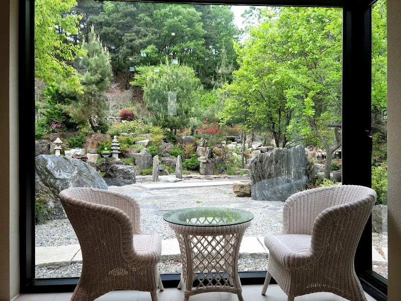 창밖으로 보이는 아름다운 정원 풍경