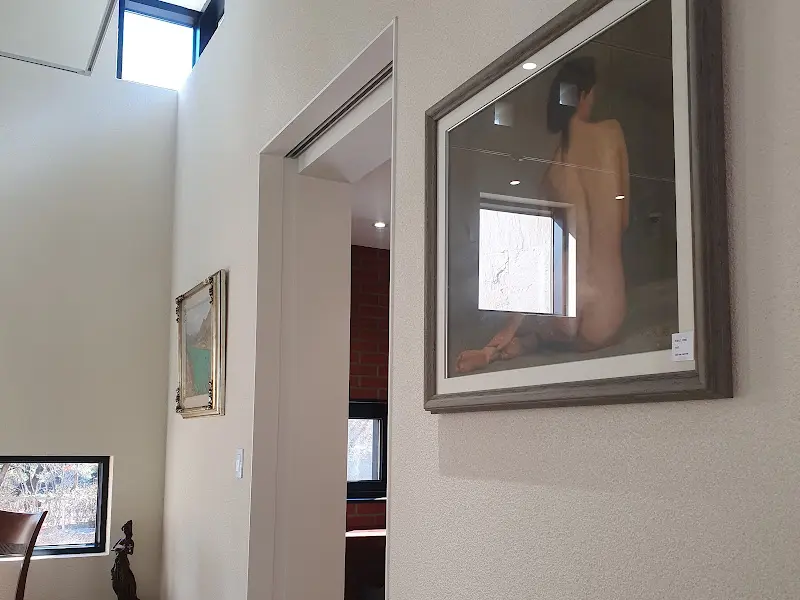 카페 내부에 전시된 미술 작품