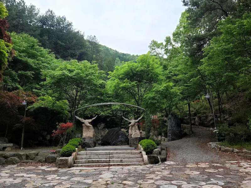 카페 정원에 설치된 조각 작품