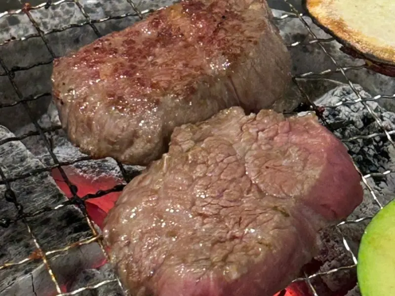 숯불 위에서 익어가는 소고기