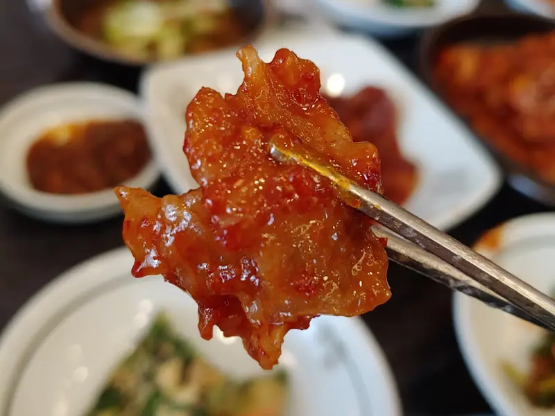 윤기가 흐르는 두루치기