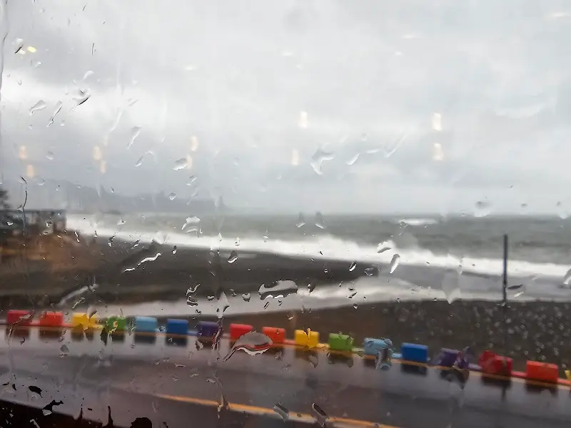 창밖으로 보이는 바다 풍경