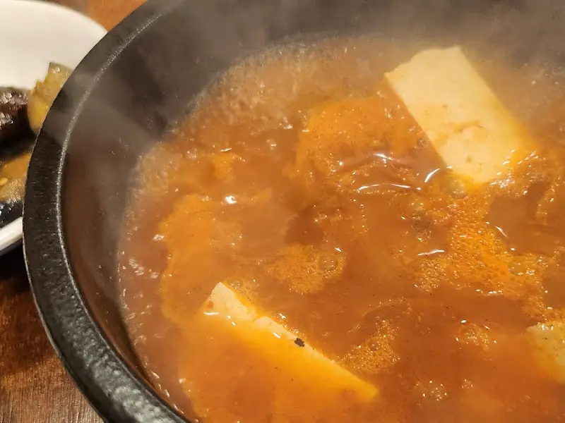 뽀얀 국물이 인상적인 떡만두국