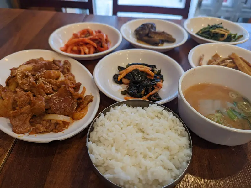 푸짐하게 차려진 한 상