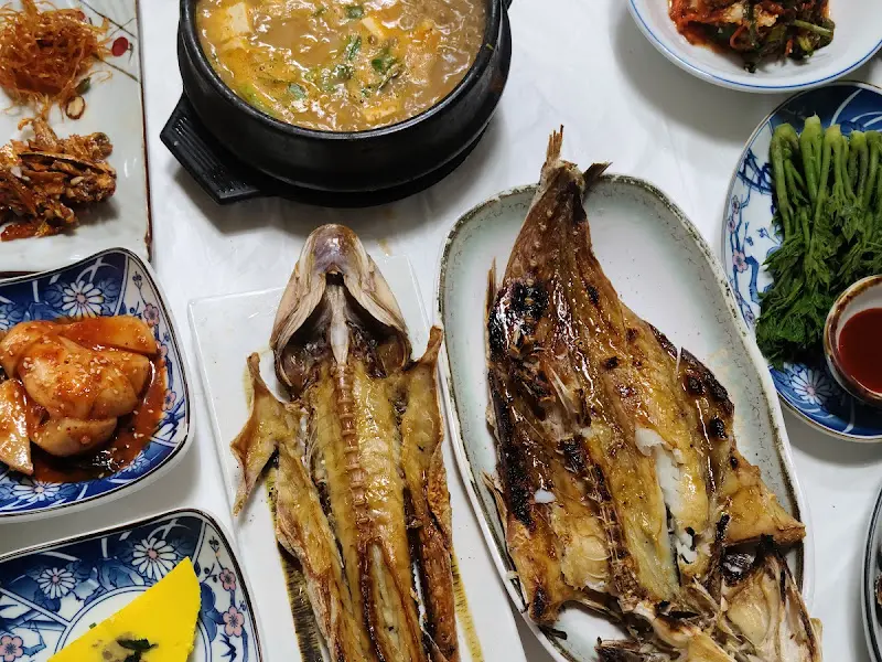 청국장과 생선구이 근접샷