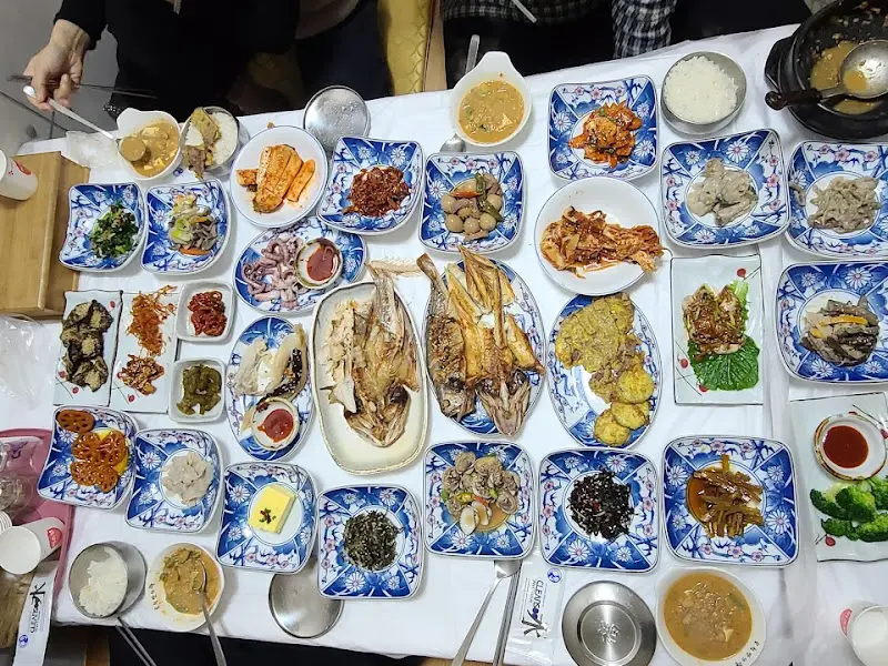 한상 가득 차려진 모습